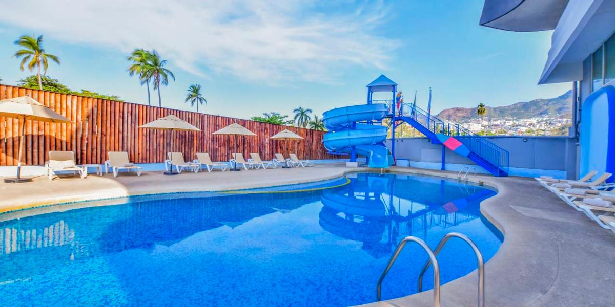 Alberca con tobogán Krystal® Beach Acapulco Alberca con tobogán Krystal® Beach Acapulco